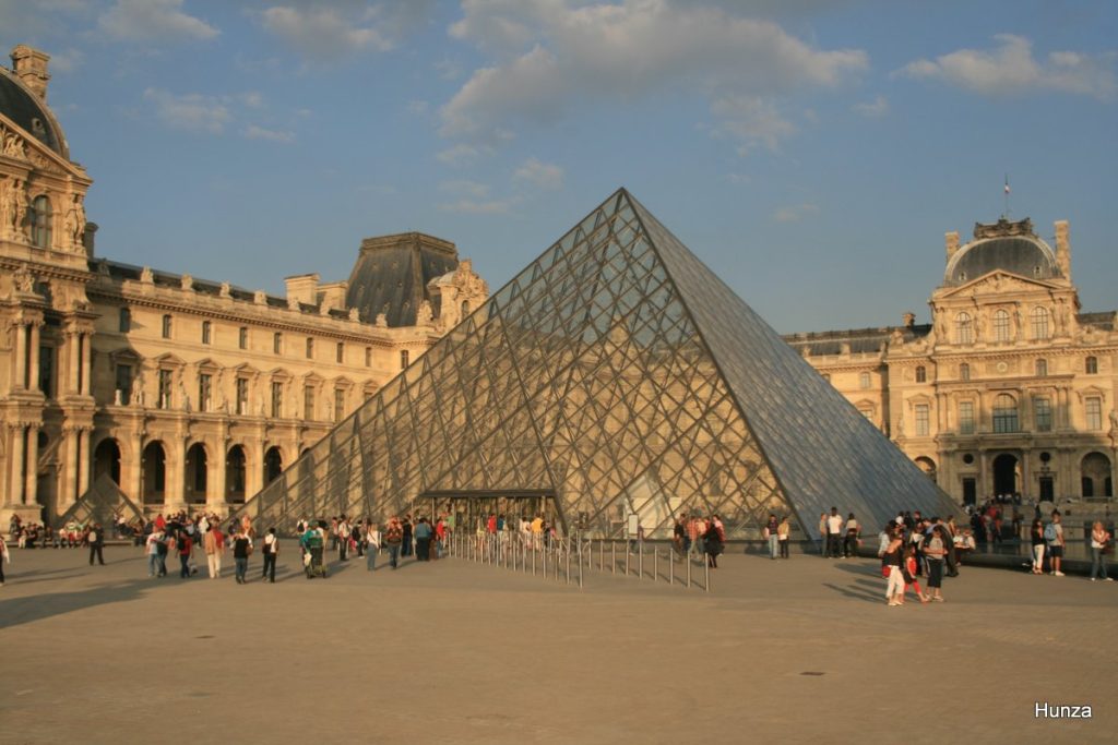 La pyramide du Louvre dans la cour Napoléon, Paris