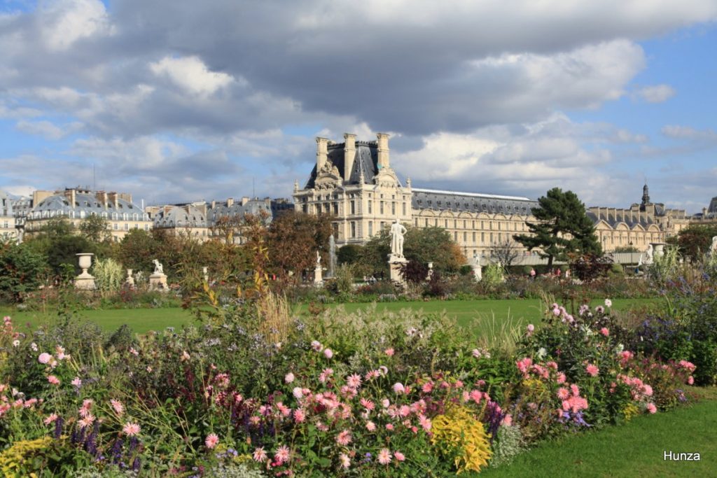 Jardin des Tuileries avec le pavillon Marsan et l’aile Richelieu du Louvre, Paris