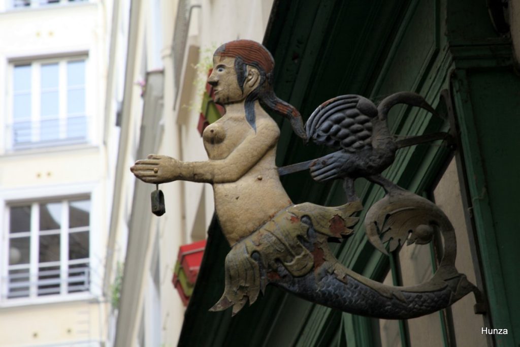 Enseigne représentant une sirène dans la passage de l'Ancre à Paris