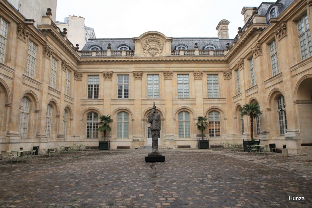 Cour d'honneur de l'hôtel Saint-Aignan où a été installé le musée d’art et d’histoire du Judaïsme