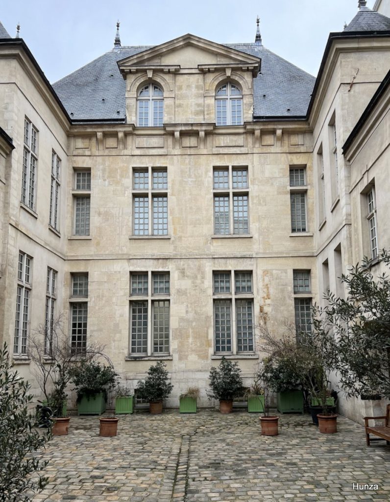 Cour de l'Hôtel Denon vue depuis la rue Elzevir