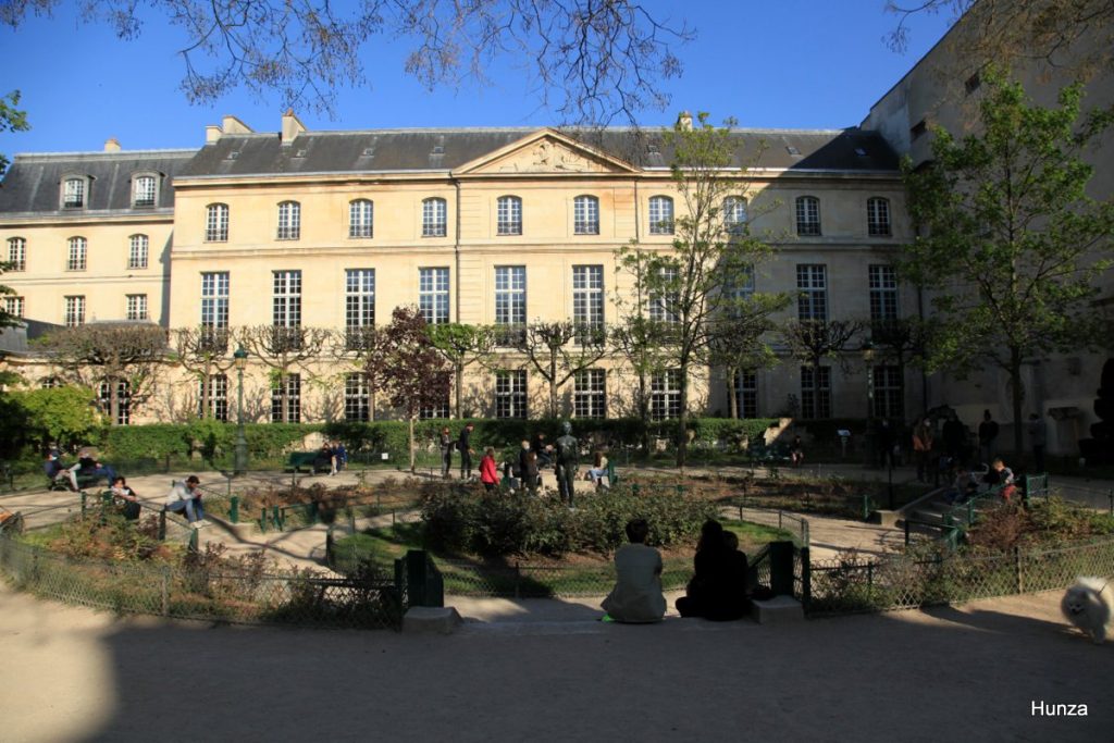 Square Georges Caïn à Paris avec l’hôtel Le Pelletier de Saint-Fargeau en arrière-plan