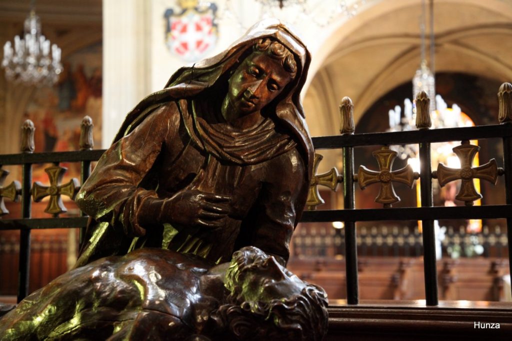 Piéta réalisée par le maitre de Chaource exposée dans l'église Sainte-Élisabeth de Hongrie de Paris