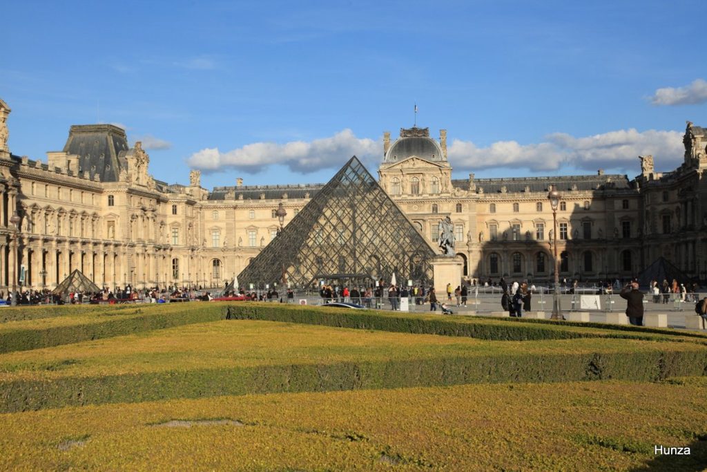 La pyramide du Louvre dans la cour Napoléon, au cœur du 1er arrondissement de Paris