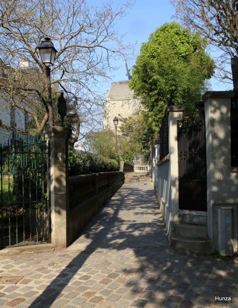 Allée des Brouillards à Montmartre.