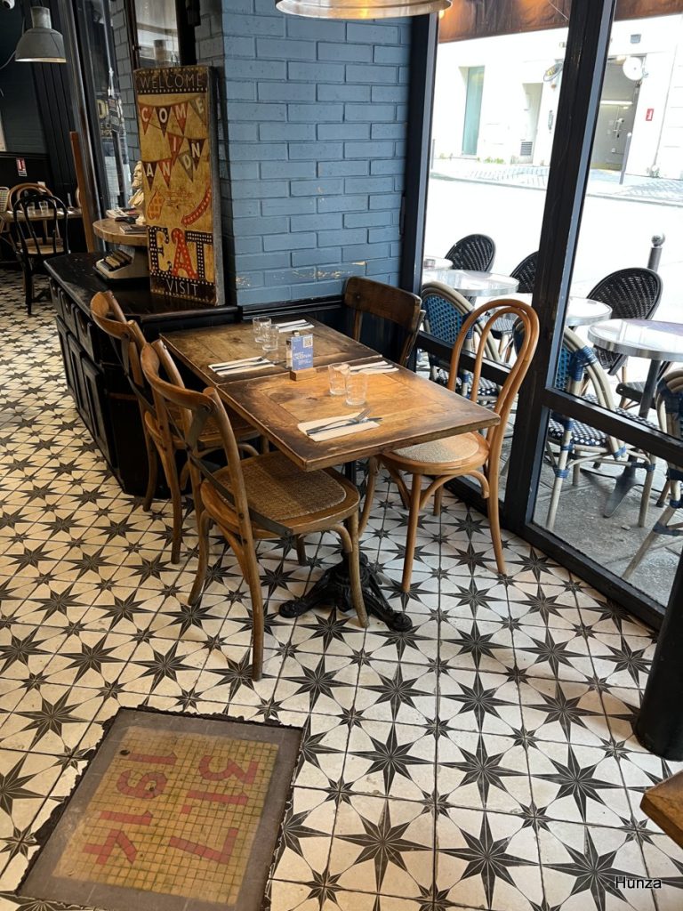 Table du café du Croissant où se trouvait Jean Jaurès lorsqu'on lui a tiré dessus