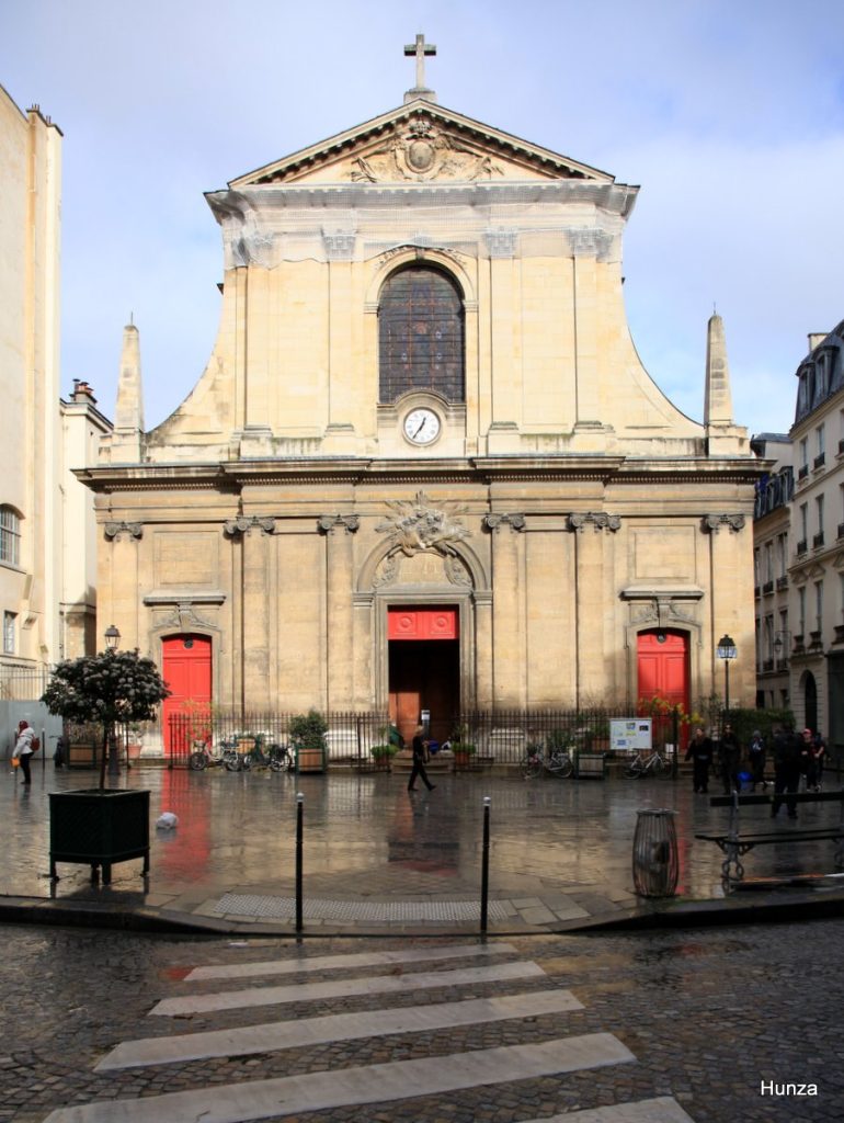 Façade de la basilique Notre-Dame-des-Victoires dans le 2e arrondissement de Paris