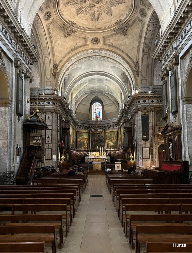 Intérieur de la basilique Notre-Dame-des-Victoires à Paris