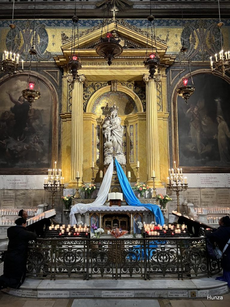 Statue de la Vierge à l’Enfant dans la basilique Notre-Dame-des-Victoires à Paris