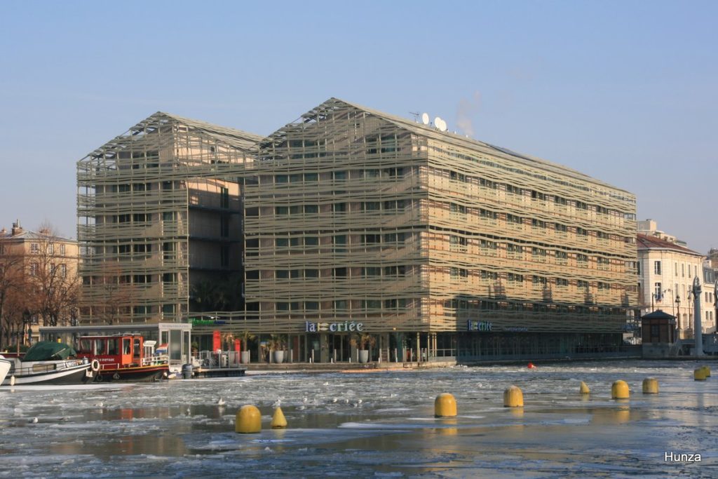 es deux entrepôts des magasins généraux au bord du bassin de la Villette dans le 19e arrondissement de Paris