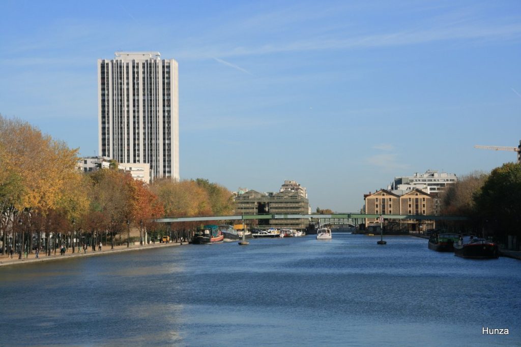 Bassin de la Villette et la passerelle de Moselle dans le 19e arrondissement de Paris