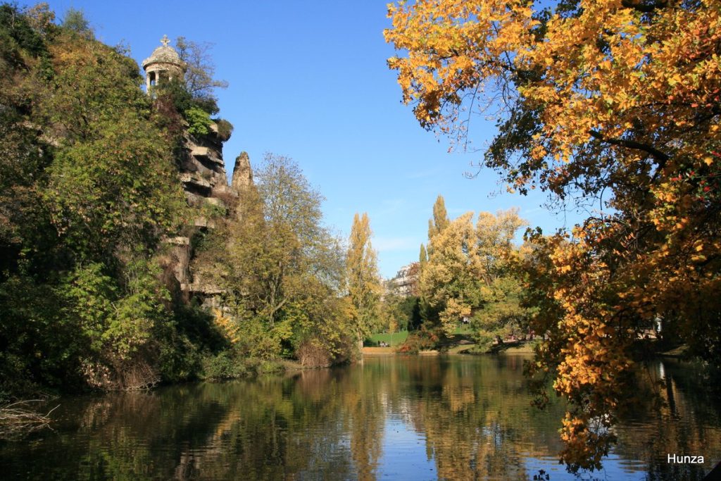 Lac des Buttes-Chaumont dans le 19e arrondissement de Paris