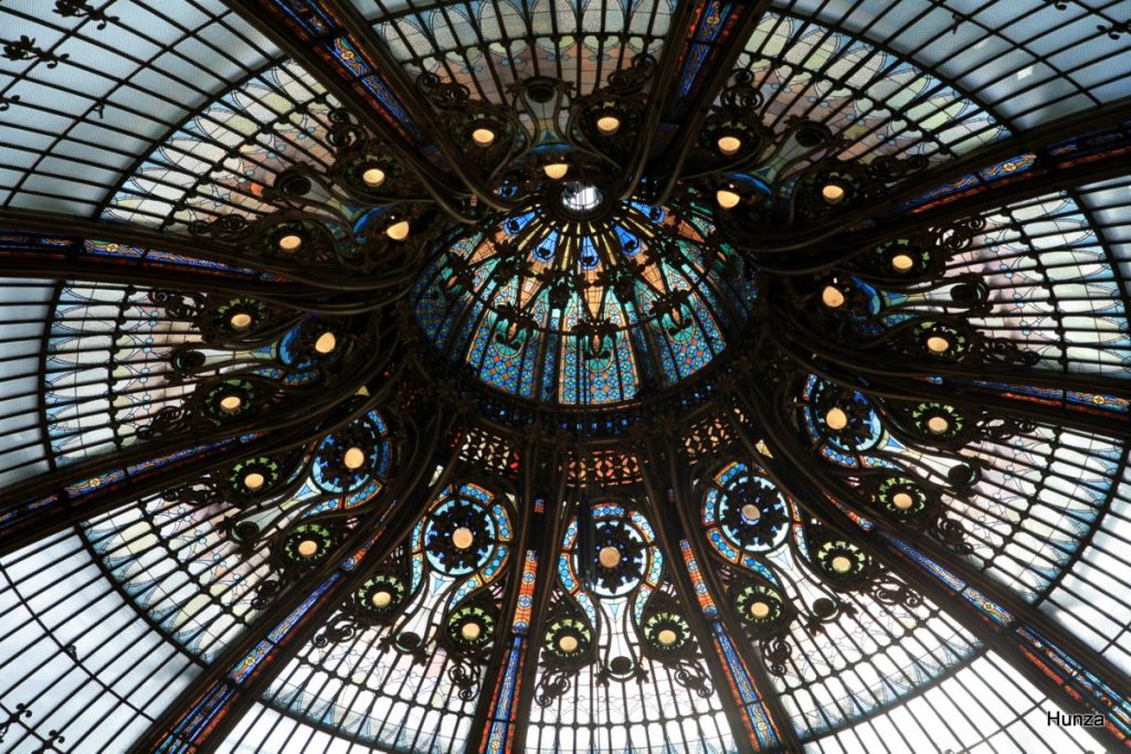 Sommet de la coupole Art nouveau des Galeries Lafayette Haussmann à Paris