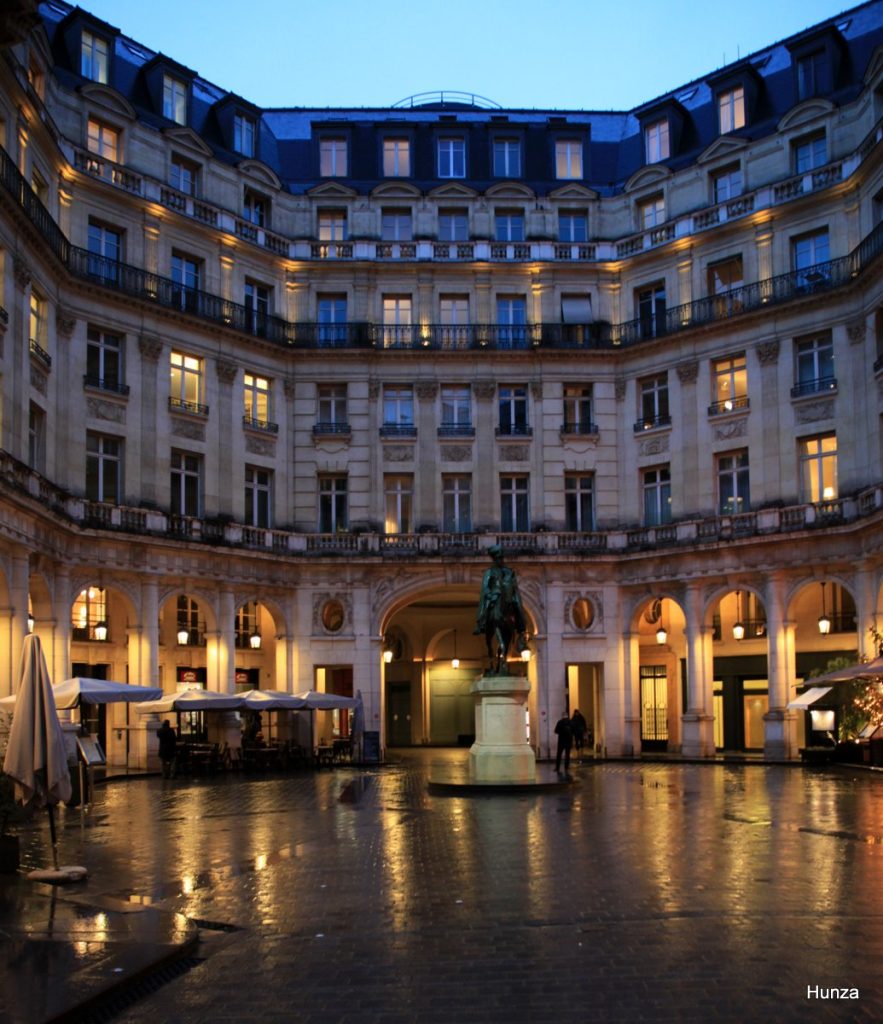 Place Edouard VII à la nuit tombée dans le 9e arrondissement de Paris