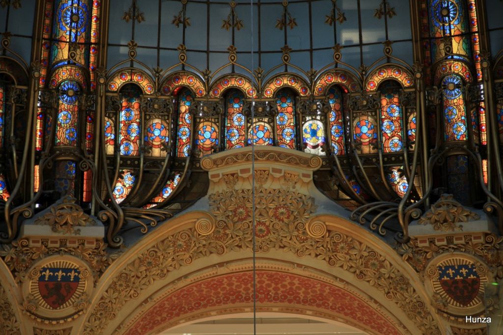 Focus sur les vitraux composant la coupole Art nouveau des Galeries Lafayette Haussmann à Paris
