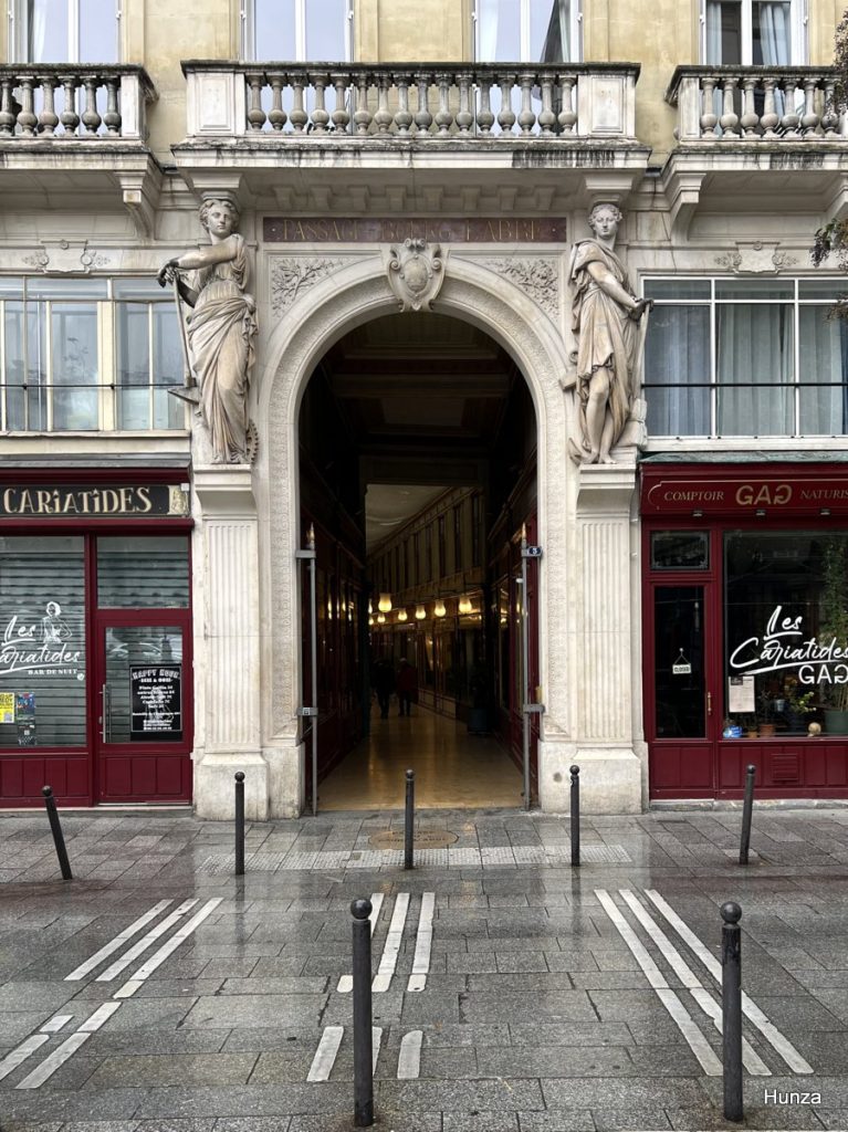 Entrée du passage du Bourg l'Abbé orné de 2 cariatides au 3 rue de Palestro à Paris 