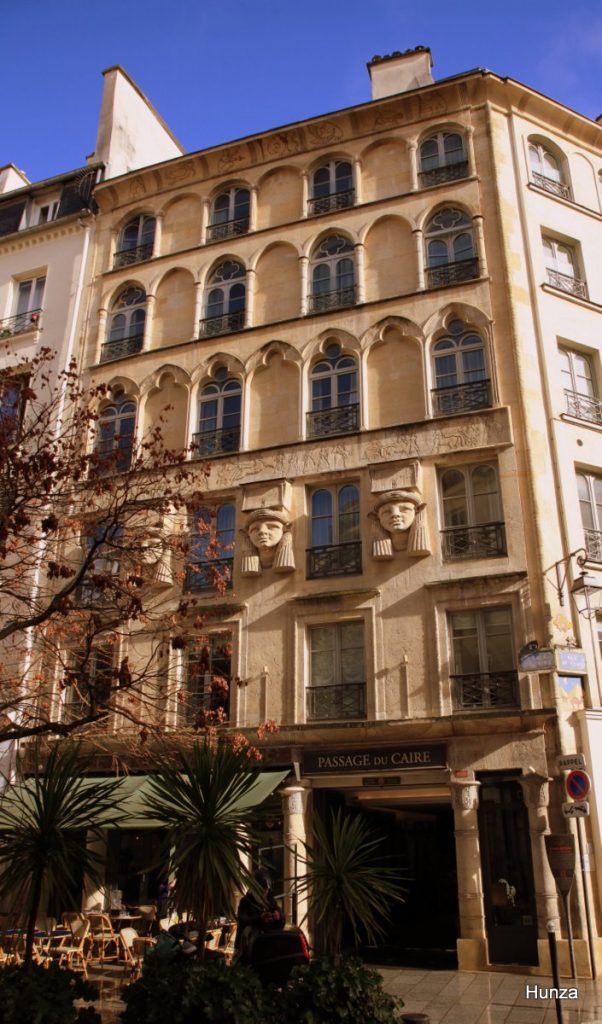 Immeuble à façade égyptienne marquant l’entrée du passage du Caire à Paris