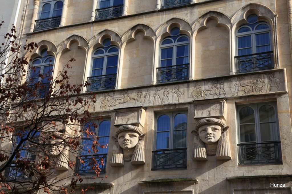 Détail des sculptures égyptiennes du passage du Caire dans le 2e arrondissement de Paris