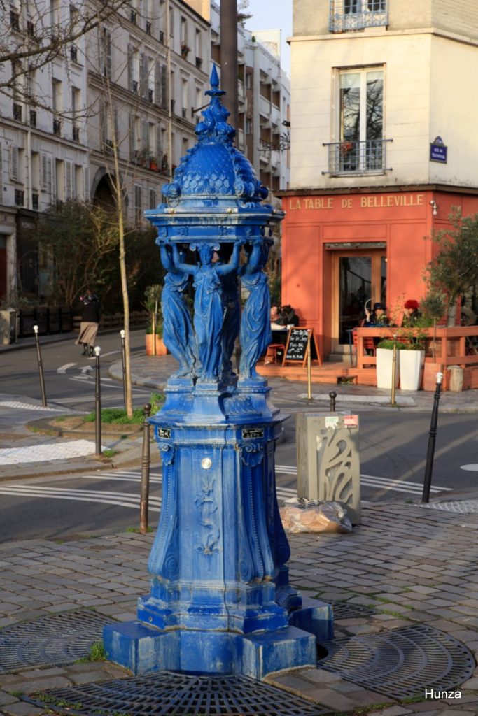 Fontaine Wallace de couleur bleue dans la rue Piat, près du parc de Belleville, à Paris 20e
