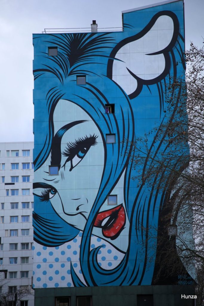 Fresque représente une femme fatale réalisé par l'artiste Turncoat à Paris 13e arrondissement