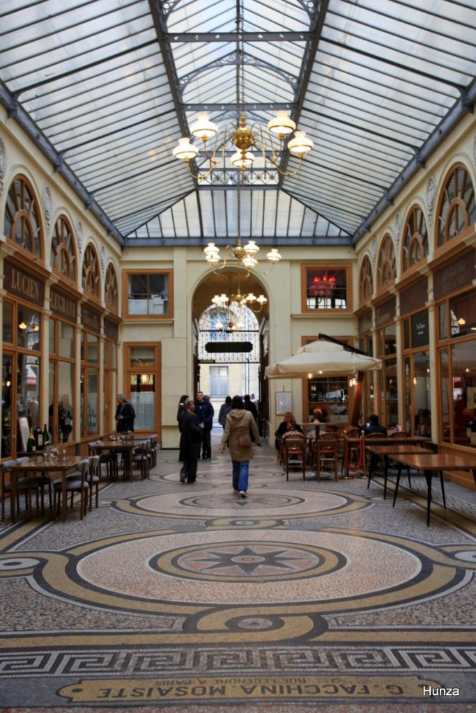 Mosaïques et verrière de la galerie Vivienne dans le 2e arrondissement de Paris