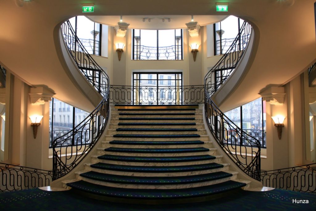 Grand escalier du Printemps Haussmann dans le 9e arrondissement de Paris