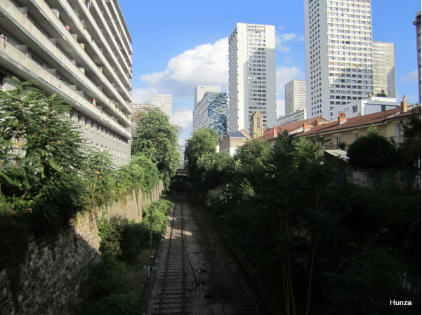 Paris, les tours d'Italie13 et la petite ceinture vues depuis la rue Gandon (sur la droite, on aperçoit le clocher de Notre-Dame de Chine)