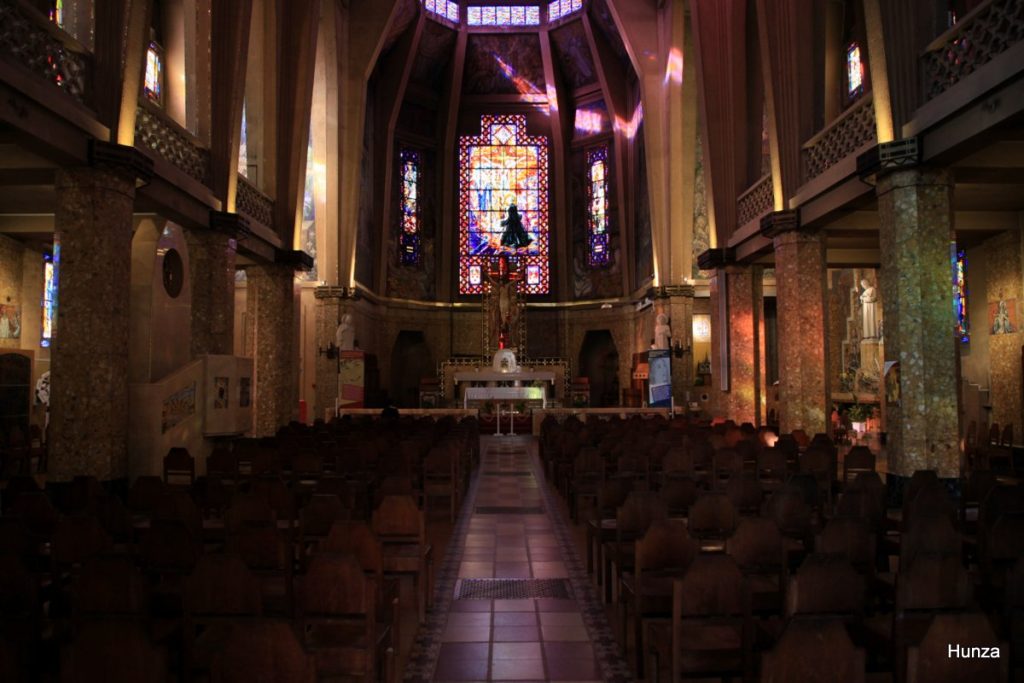 Intérieur de l’église Saint-Jean-Bosco dans le 20e arrondissement de Paris