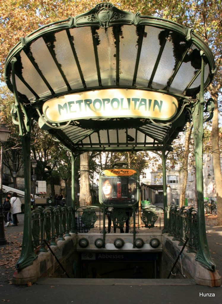 Entrée Art nouveau du métro Abbesses dessinée par Hector Guimard