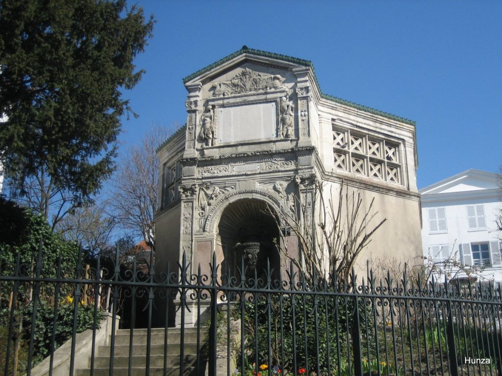 Butte Montmartre, fontaine de l'Ancien Réservoir sur la place Jean-Baptiste Clément