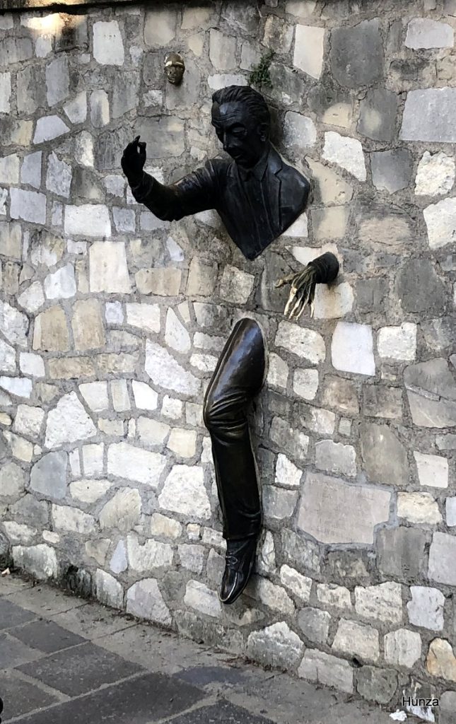 Statue du Passe-Muraille place Marcel-Aymé à Montmartre