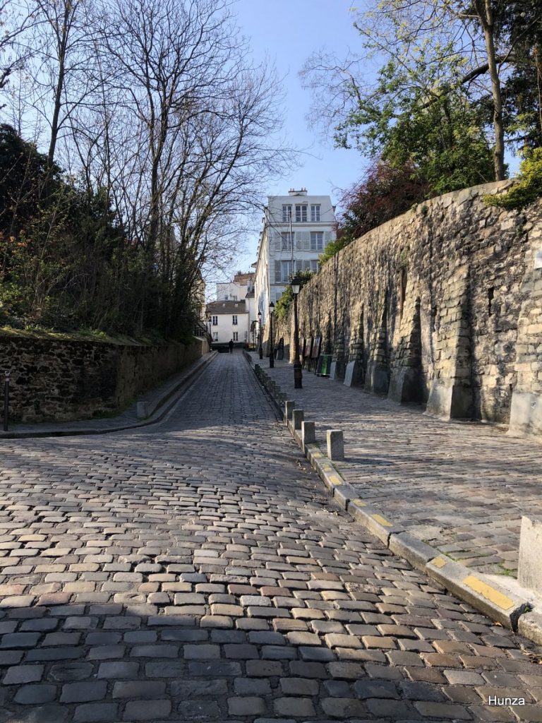Rue des Saules à Montmartre près du Clos Montmartre