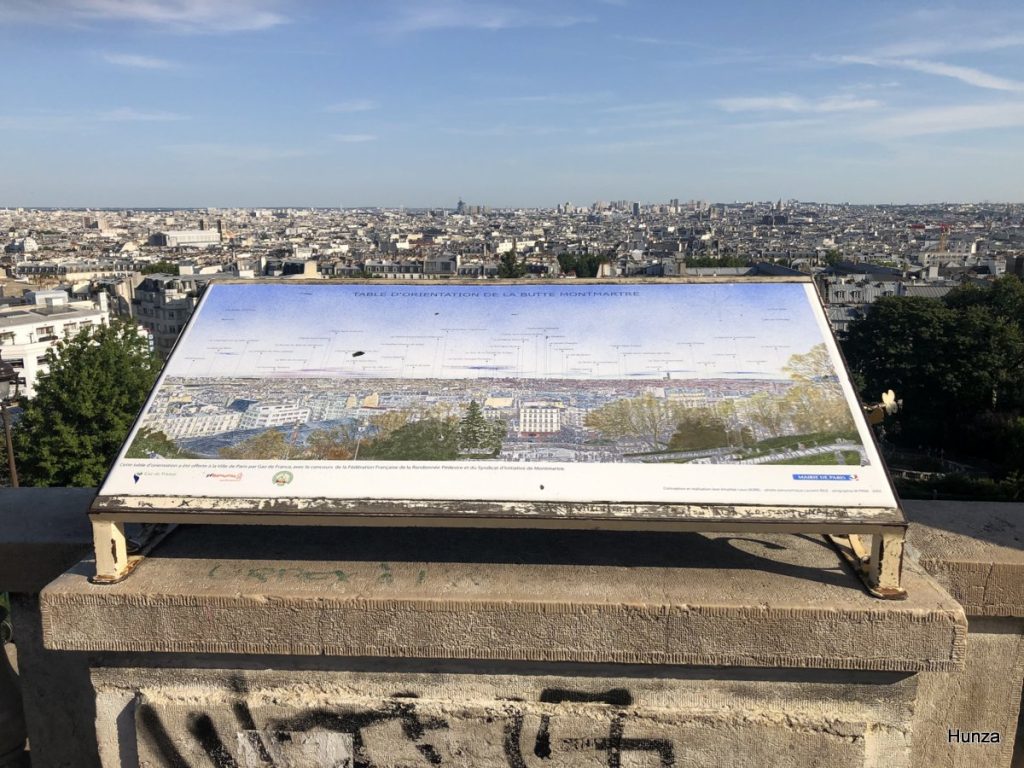 Table d’orientation sur la Butte Montmartre avec vue sur Paris