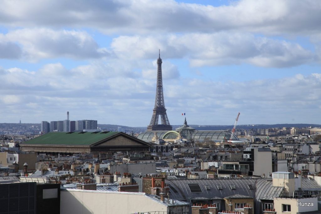 Vue de la Tour Eiffel depuis la terrasse panoramique des Galeries Lafayette Haussmann à Paris