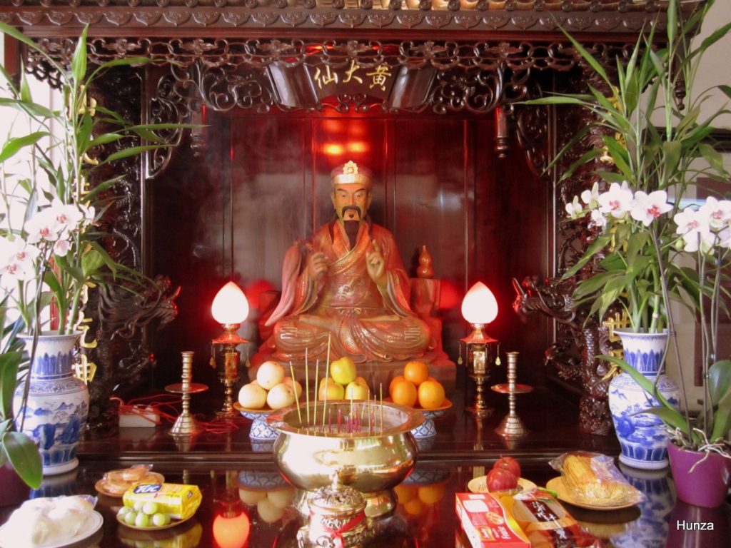 Statue et offrandes à l’intérieur du temple de l’Amicale des Teochew dans le 13e arrondissement de Paris