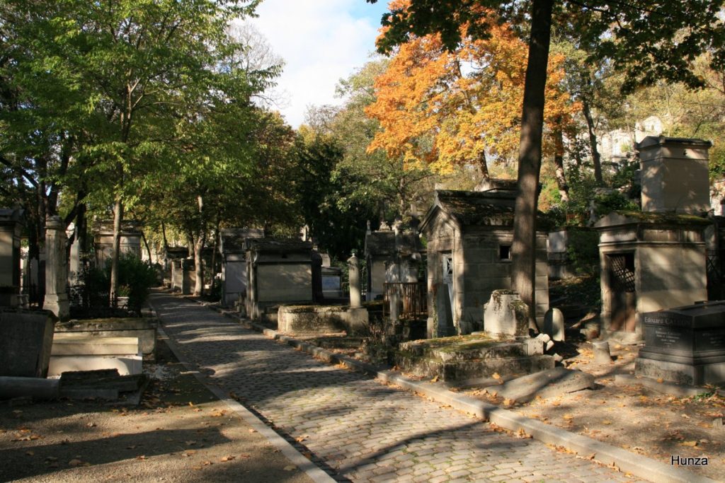 Allée du cimetière du Père Lachaise dans le 20e arrondissement de Paris