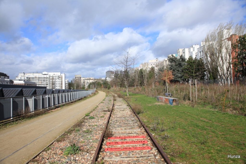 Petite ceinture de Paris ouverte au public dans le bois de Charonne à Paris 