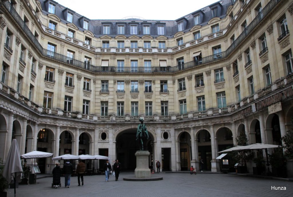 Place Edouard VII près de l’Opéra Garnier dans le 9e arrondissement de Paris