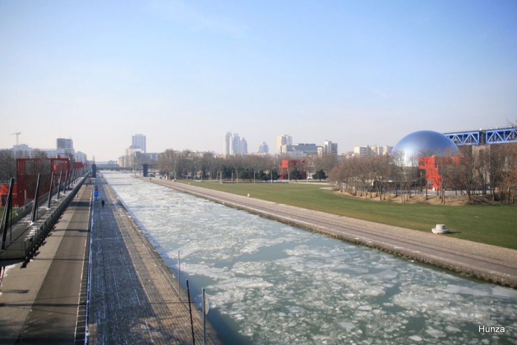 Canal de l’Ourcq gelé avec la Géode et la Cité des sciences, parc de la Villette (Paris 19e)