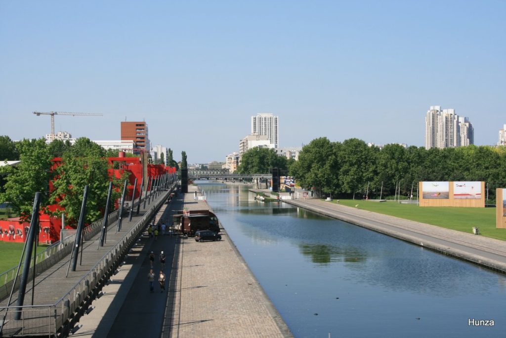 Le canal de l'Ourcq traverse le parc de la Villette
