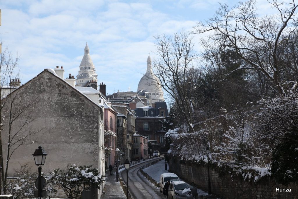 Rue de l’Abreuvoir sous la neige à Montmartre, Paris