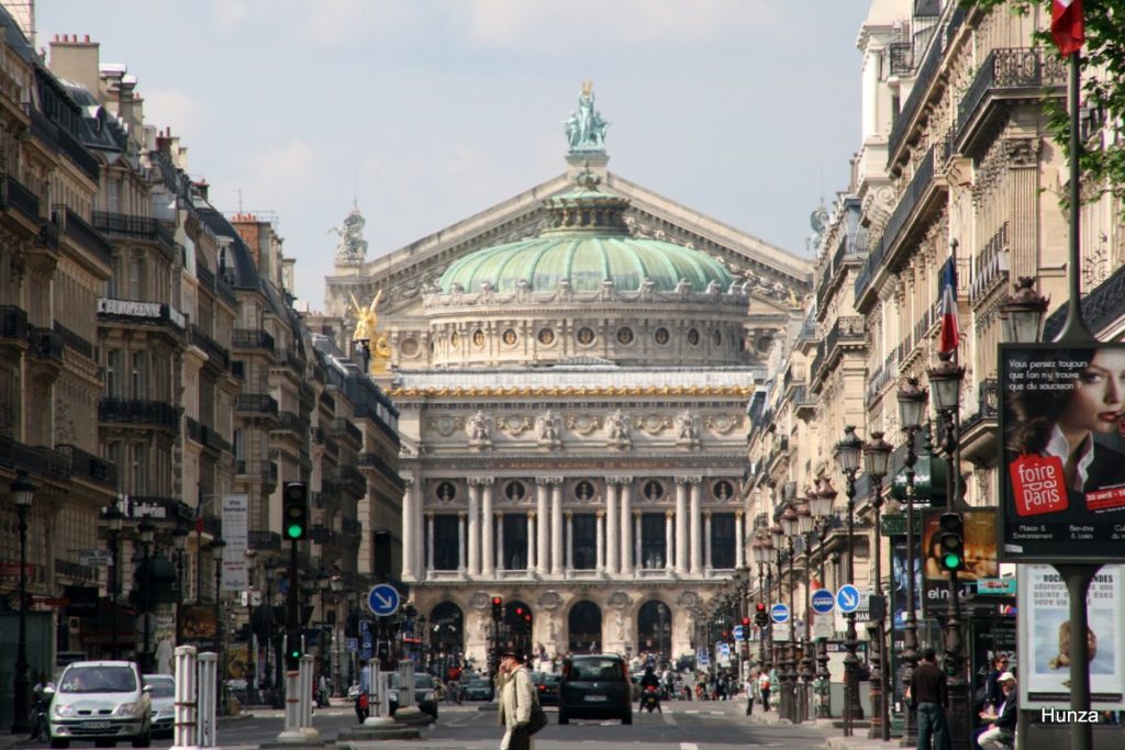 Le Palais Garnier vu depuis l'avenue de l'Opéra à Paris 