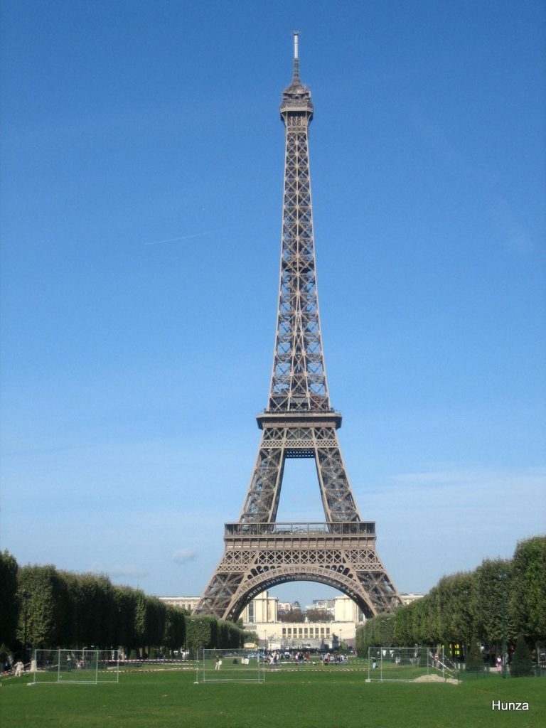 Le Champ de Mars, la Tour Eiffel et, en arrière plan, le Trocadéro​