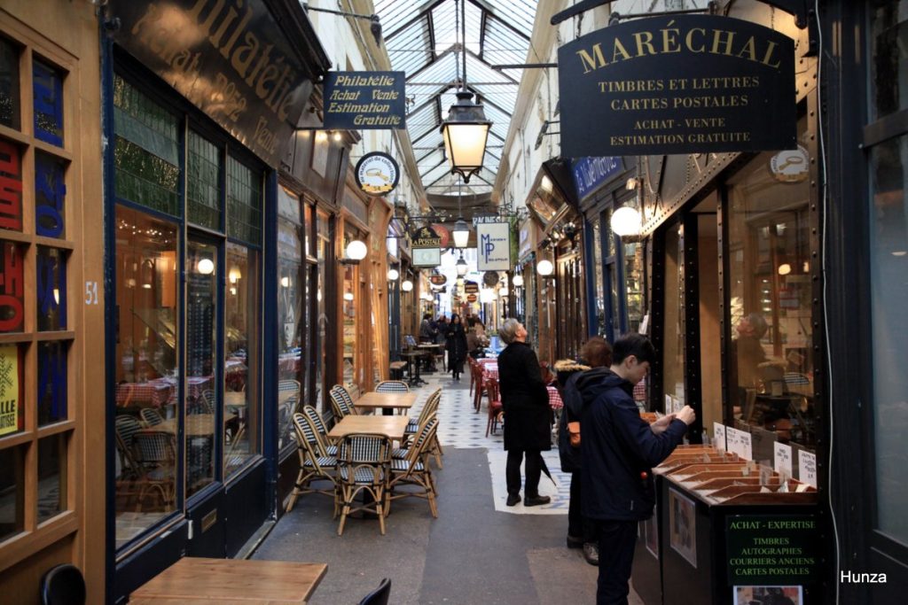 Intérieur du passage des Panoramas avec ses boutiques de timbres et cartes postales à Paris