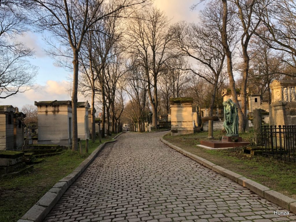 Le soir tombe sur le Père Lachaise à Paris