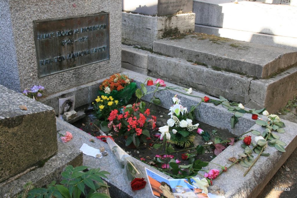 Tombe de Jim Morrison au cimetière du Père Lachaise dans le 20e arrondissement de Paris