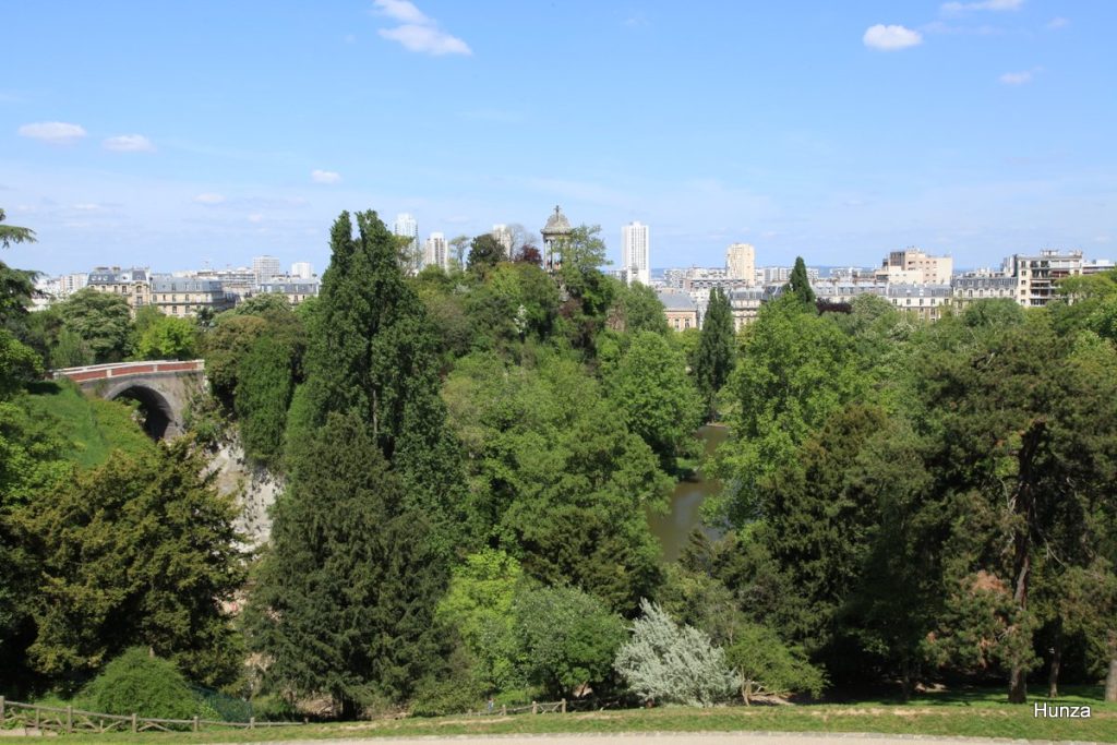 Les Buttes Chaumont : le pont des "suicidés" à gauche et le temple de la Sybille au centre.