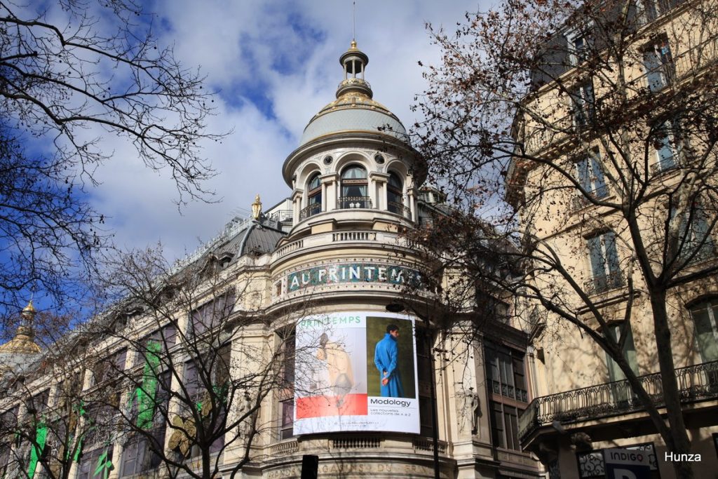 Façade du Printemps Haussmann à Paris dans le 9e arrondissement avec une de ses tours d'angle