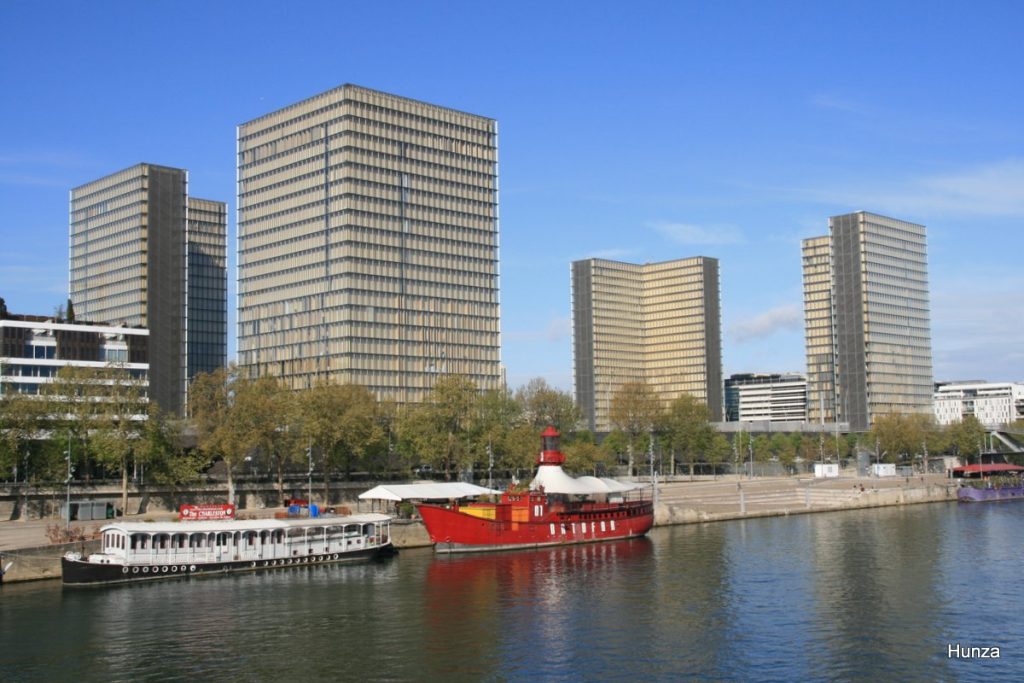 Quai du Port de la Gare au pied de la Bibliothèque François-Mitterrand