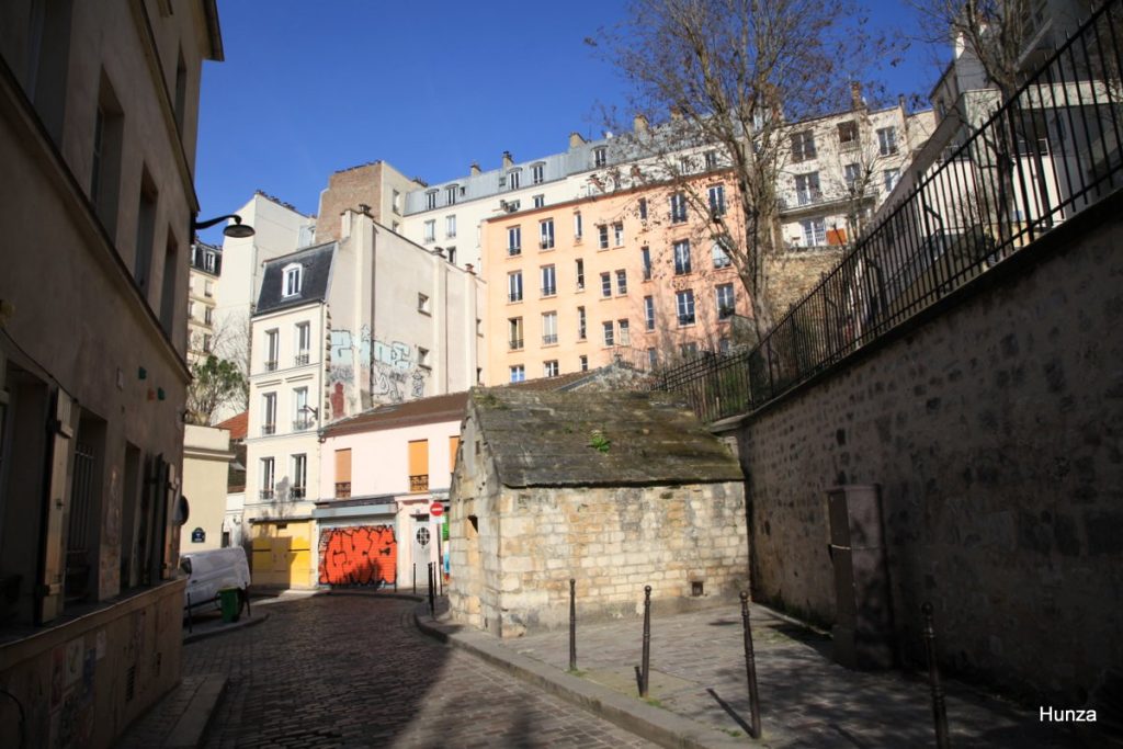 Regard Saint-Martin dans la rue des Cascades à Paris 20e